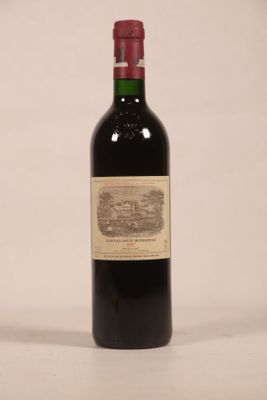 une bouteille de vin posée sur une table