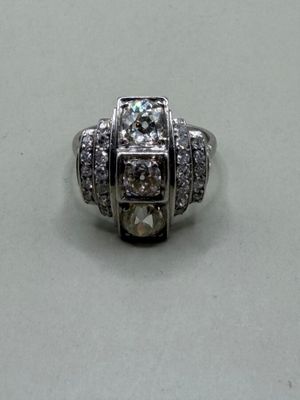 gros plan d'une bague en diamant sur une surface blanche