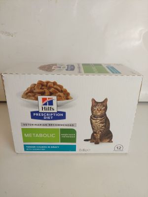 une boîte d'aliments pour chats Hill's sur ordonnance posée sur un comptoir