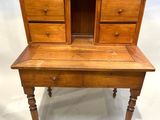 un vieux bureau en bois avec des tiroirs et des tiroirs sur le dessus