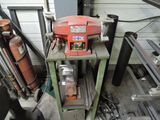 une machine rouge posée sur une table
