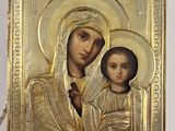 une icône plaquée or représentant la Vierge à l'Enfant Jésus