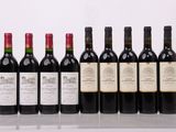 six bouteilles de vin sont alignées sur une table