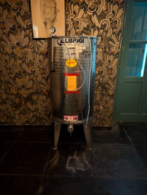 un chauffe-eau dans un coin de la pièce, près d'une porte
