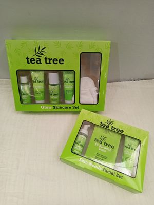 deux boîtes de produits de soin pour la peau à l'huile d'arbre à thé posées sur un lit
