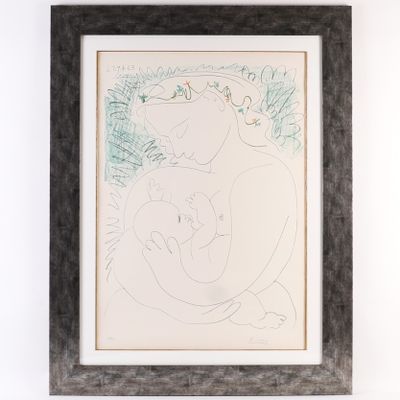 tableau représentant une femme tenant un enfant dans ses bras devant un mur blanc