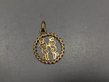 un pendentif plaqué or représentant un homme et une femme à l'intérieur d'un cercle