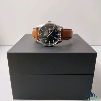 une montre posée sur une boîte