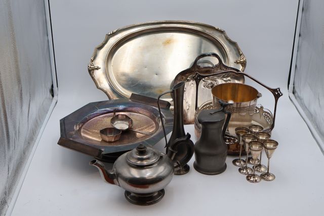 En métal argenté : plat polylobé, coupe entre de table, pelle à m...