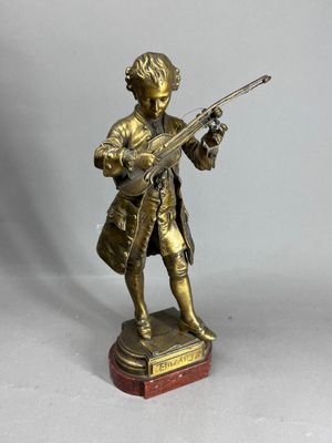 statue en laiton représentant un homme armé, posée sur un socle en marbre