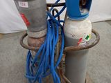 une photo d'un détendeur de propane auquel est raccordé un tuyau bleu