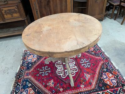 une table en bois avec un plateau en bois posée sur un tapis