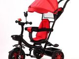 tricycle rouge et noir avec un parapluie sur fond blanc