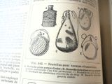 un livre ouvert sur lequel figurent des illustrations de divers objets