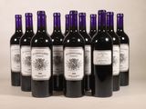 six bouteilles de vin sont alignées sur une table