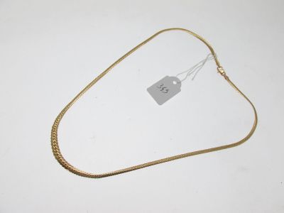 un gros plan sur un collier en or muni d'une étiquette de prix
