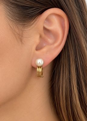 un gros plan sur une femme portant une paire de boucles d'oreilles en perles