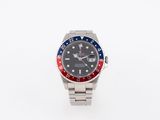 une image d'une montre-bracelet dotée d'une lunette rouge, blanche et bleue
