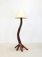 LAMPADAIRE brutaliste en bois teinté, le fût courbe reposant… (photo 3)