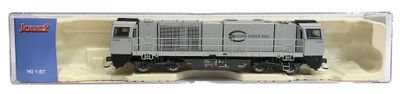 un petit train dans une boîte en plastique posée sur une surface blanche