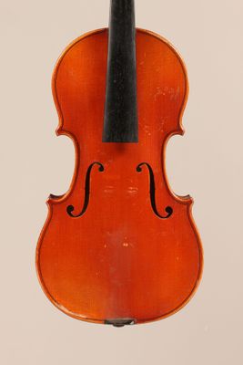 un vieux violon avec un archet accroché à son dos