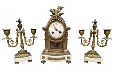 trois types d'horloges différents exposés sur un fond blanc