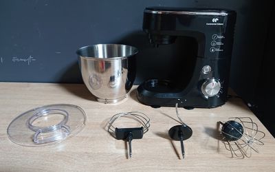 une photo montrant un mixeur et d'autres appareils de cuisine posés sur une table