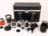de nombreux types d'appareils photo et d'objectifs sur la table