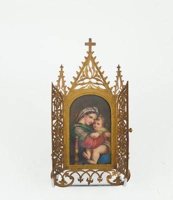 un vieux cadre contenant la photo d'un enfant et une croix