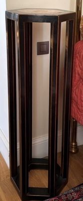 Paire de sellettes Art Déco de forme octogonale reposant sur…