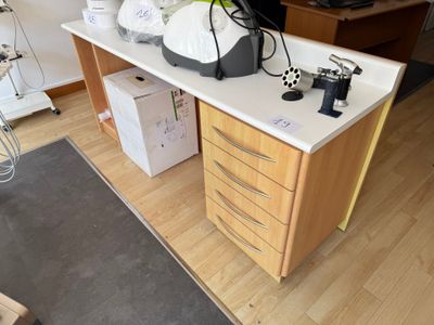 un bureau sur lequel se trouvent de nombreux objets