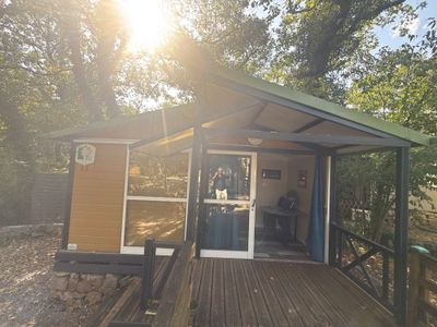 une petite cabane posée sur une terrasse en bois