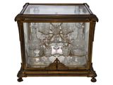 une vitrine contenant de nombreux verres