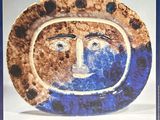 une photo d'une photo d'une assiette sur laquelle figure un visage