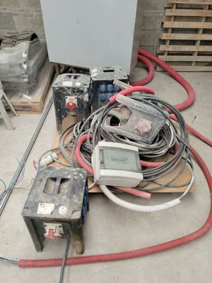 beaucoup de câbles et d'autres équipements électriques au sol