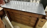 COMMODE de forme droite en placage de noyer ouvrant par quat…