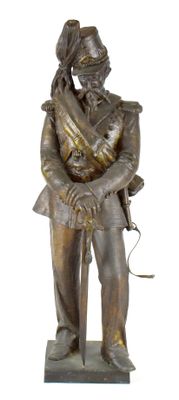 statue en bronze représentant un homme en uniforme militaire tenant une épée
