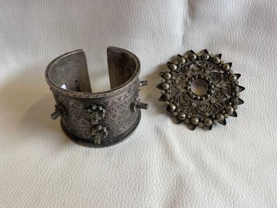 paire de bracelets manchette anciens en argent, ornés d'un motif floral