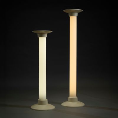 une paire de grandes lampes blanches surmontées d'une ampoule