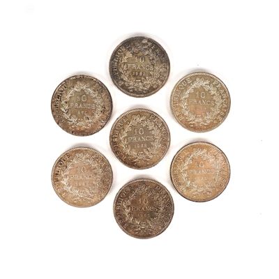 six pièces britanniques différentes sur un fond blanc