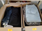 deux boîtes contenant des vêtements, exposées