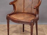 fauteuil en bois et osier, avec accoudoirs et repose-pieds