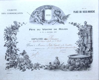 une photo d'un certificat sur laquelle figure une fontaine