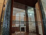une vitrine en verre au milieu d'une pièce