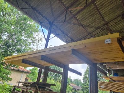 une table de pique-nique abritée sous un auvent dans le jardin