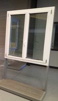 Fenêtre en PVC blanc à deux vantaux sur support métallique