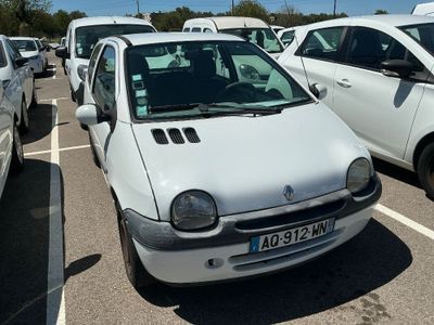 une voiture blanche garée dans un parking à côté d'autres voitures