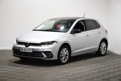 une Volkswagen Polo break blanche garée dans une pièce blanche