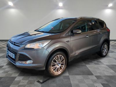Le SUV Ford Kuga est garé sur un sol à damier.
