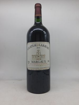 une bouteille de vin posée sur une table